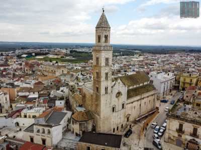 Sul suo perimetro si affacciano i monumenti pi� importanti di Palo. Partendo da sinistra vediamo la medievale chiesa matrice...